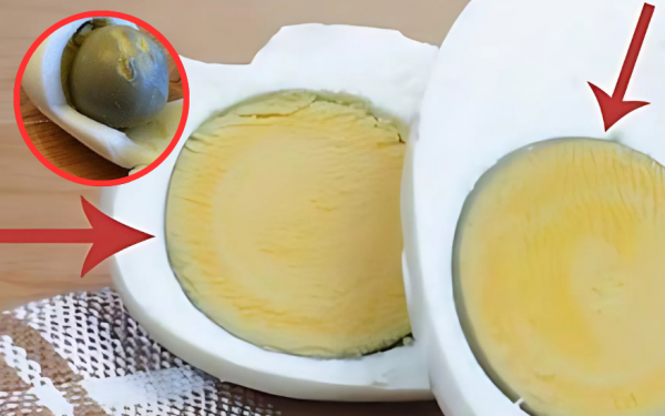 Boiled egg yolk turns dark green