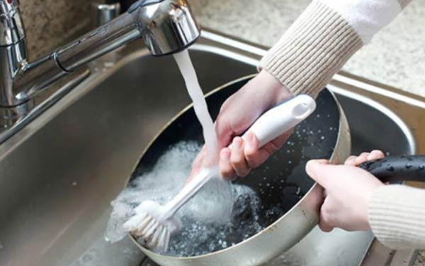 Why you shouldn't wash a greasy pan with hot water