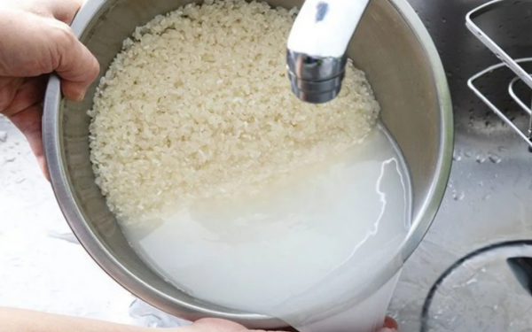 Many people wonder if washing rice directly in the rice cooker is harmful.