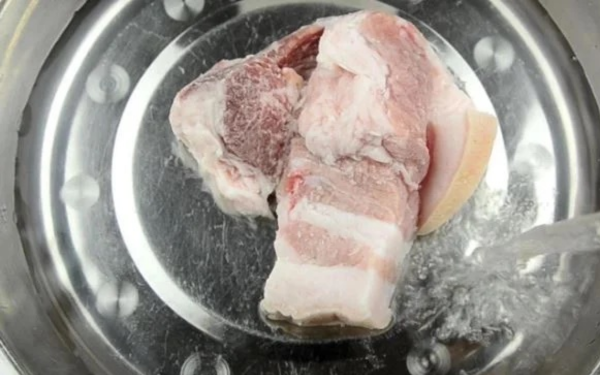 Add this to frozen meat, and it defrosts in minutes