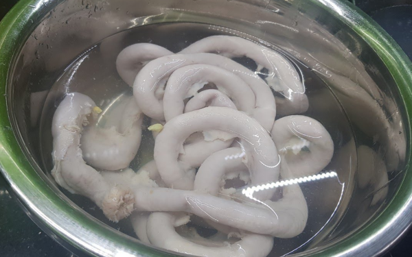 Tips for boiling pork intestines to make them super delicious below