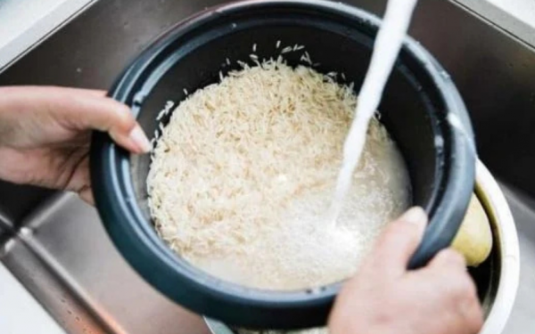 Washing rice directly in the rice cooker does more harm than good